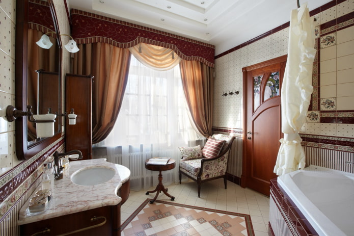 bagno spazioso con finestra
