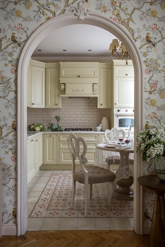 arco al posto della porta nell'interno della cucina