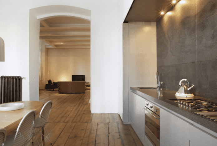 arco al posto di una porta nell'interno della cucina