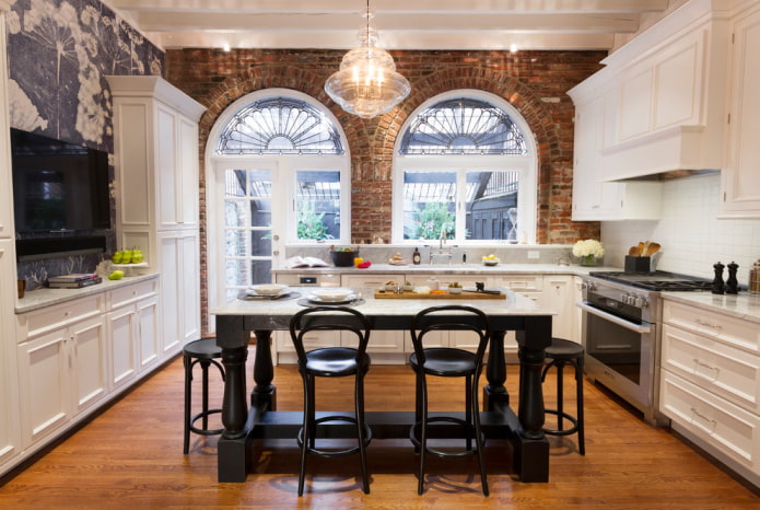 finestra ad arco nell'interno della cucina