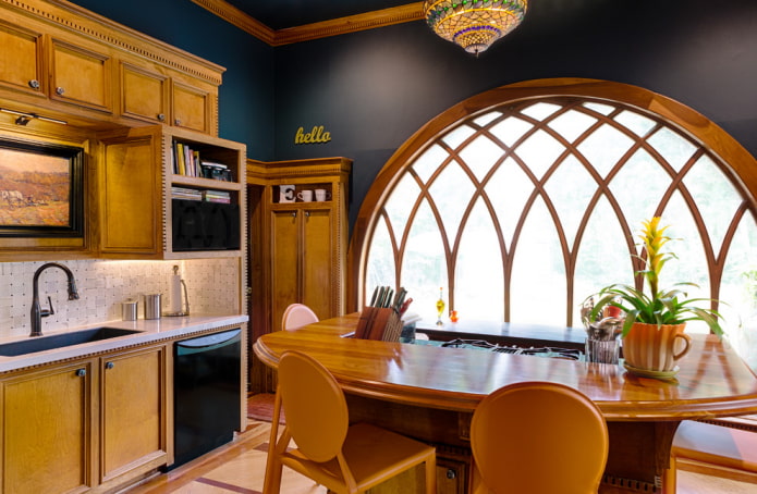 finestra ad arco nell'interno della cucina