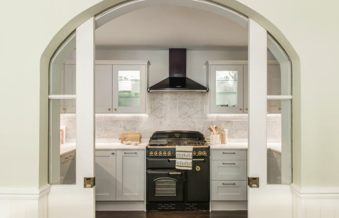 design ad arco nell'interno della cucina