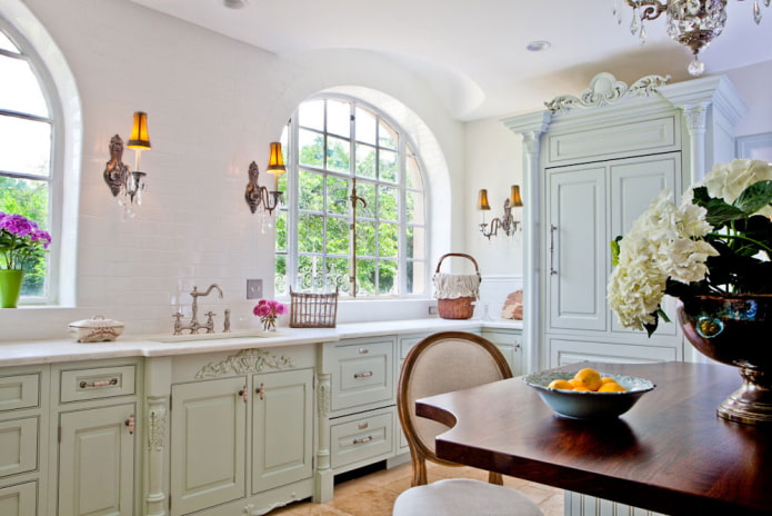 finestra ad arco nell'interno della cucina