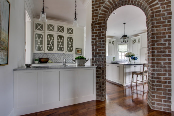 decorazione ad arco all'interno della cucina
