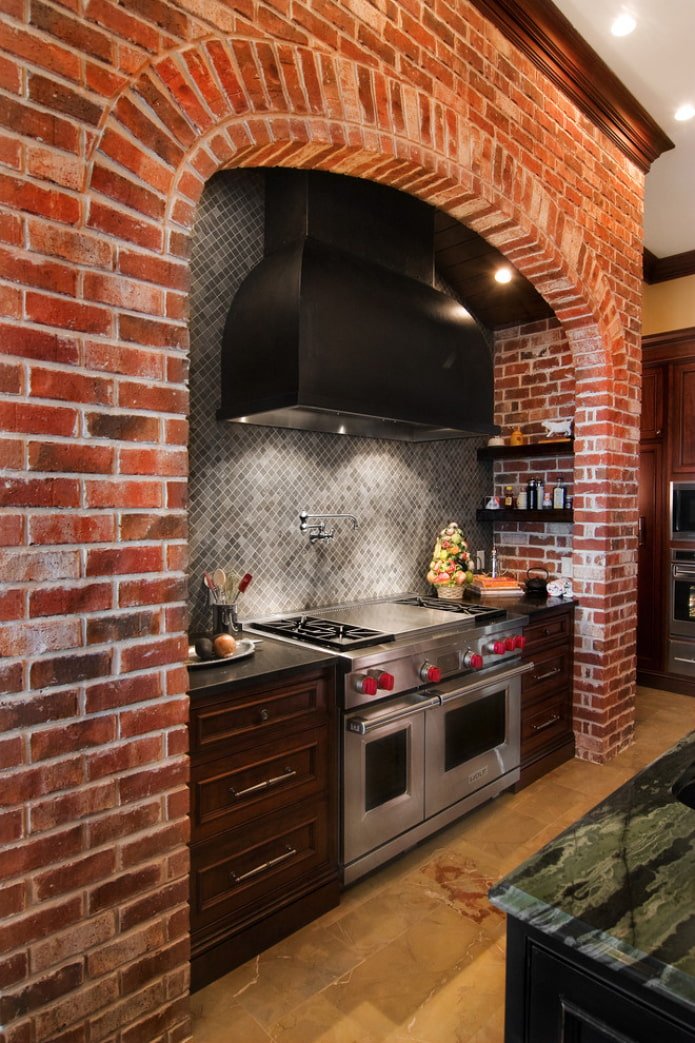 arco in mattoni in cucina