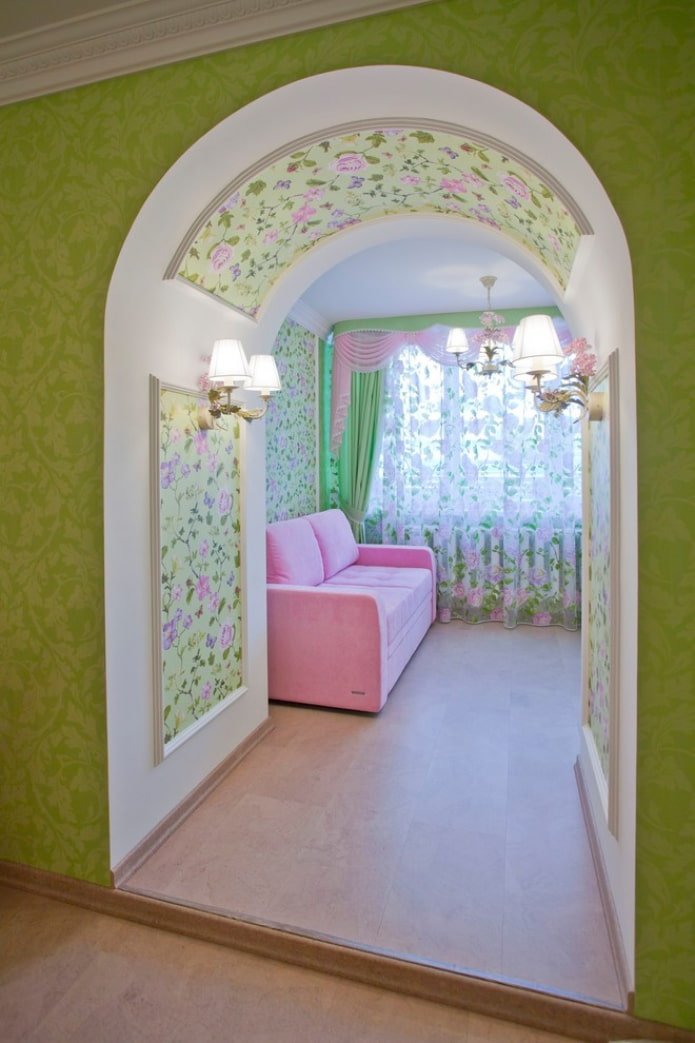 arco decorato con carta da parati