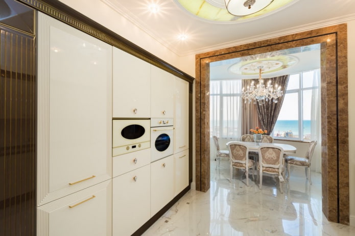 arco tra la cucina e la sala da pranzo