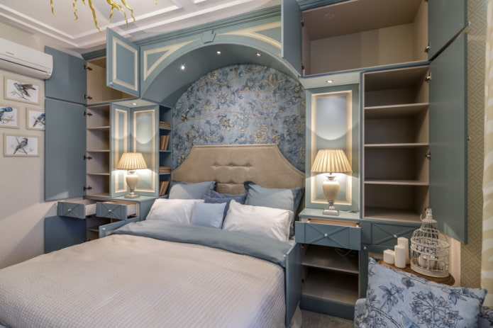 piccola camera da letto con un arco sulla testiera del letto