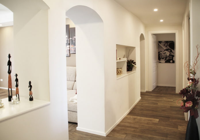archi in cartongesso all'interno del corridoio