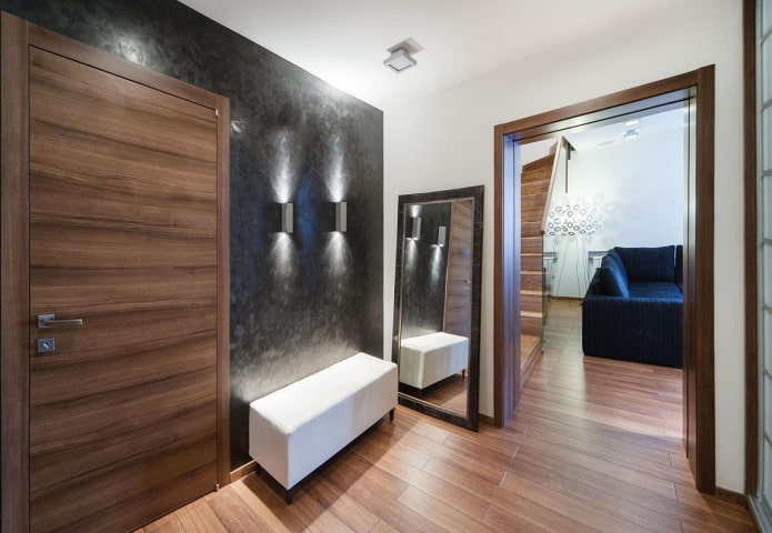 arco con finiture in legno all'interno del corridoio
