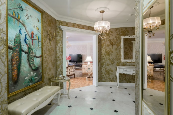 arco all'interno del corridoio in stile classico