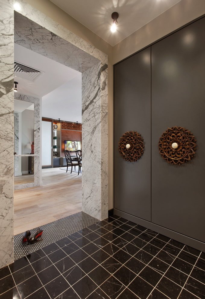 design non standard dell'arco nel corridoio