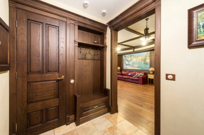 arco in legno all'interno del corridoio