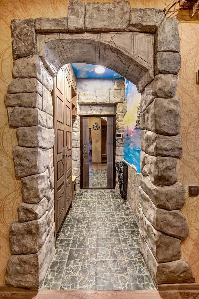arco con pietra decorativa all'interno del corridoio