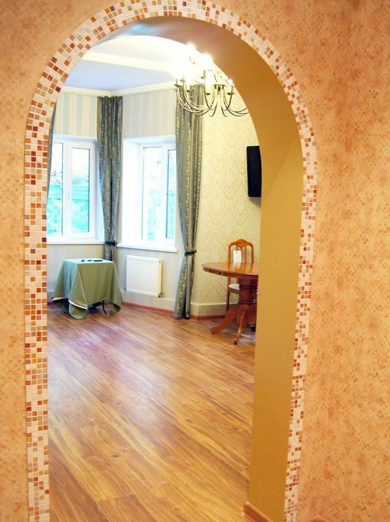 arco con mosaico all'interno del corridoio