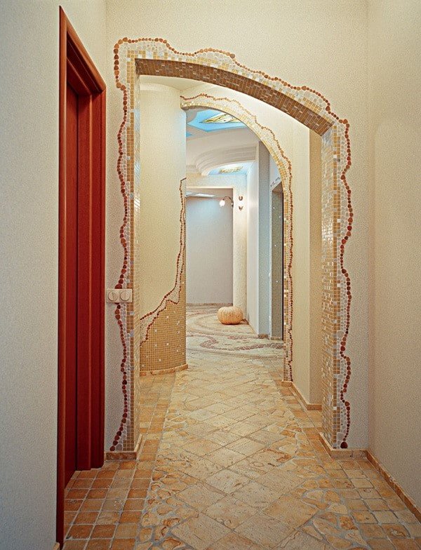 arco con mosaico all'interno del corridoio