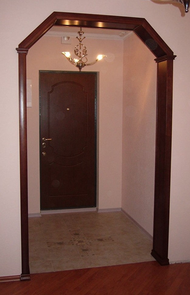 arco a sesto acuto all'interno del corridoio