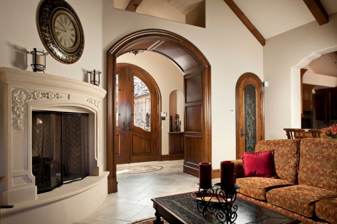 arco in legno nell'interno del soggiorno
