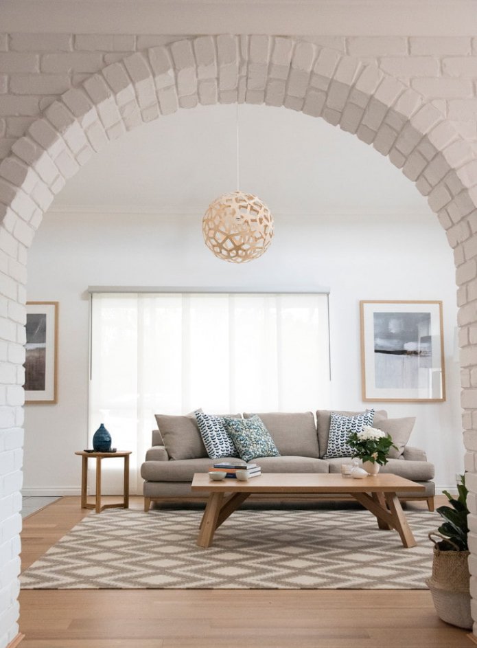 Arco con mattoni decorativi