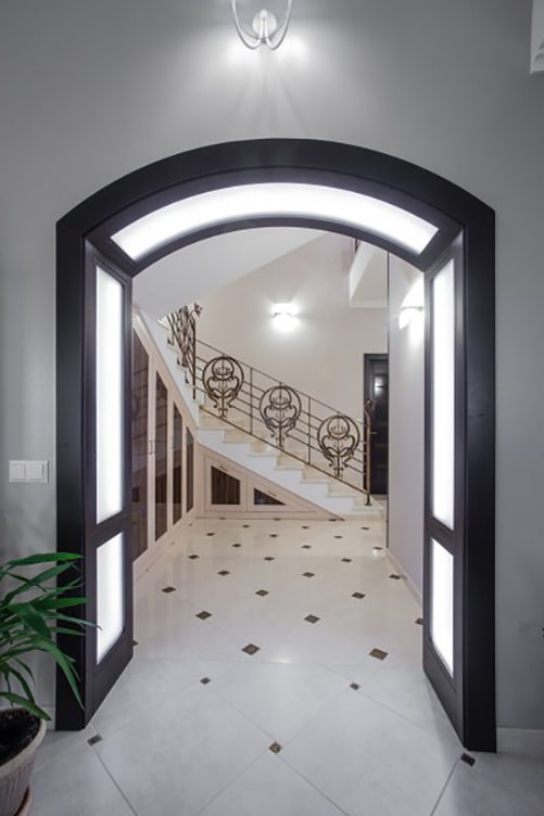arco in cartongesso con retroilluminazione all'interno