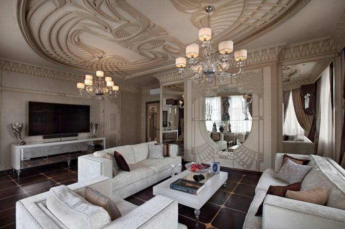 Soffitto decorato con motivi intagliati