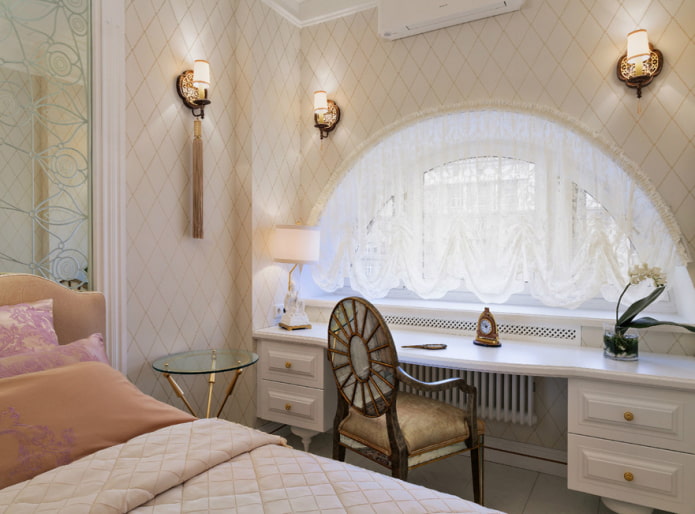finestra ad arco decorata con tende austriache