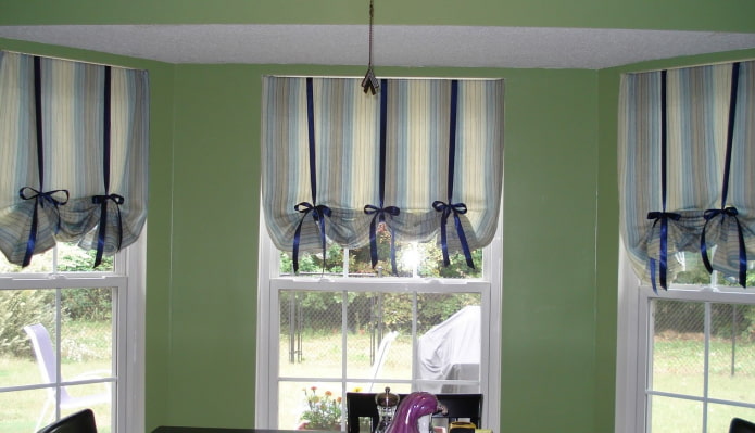 Tende austriache con fiocchi all'interno