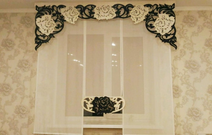 lambrequin con fiori all'interno