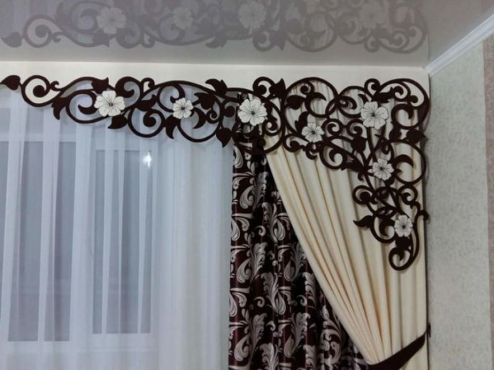 lambrequin con fiori all'interno
