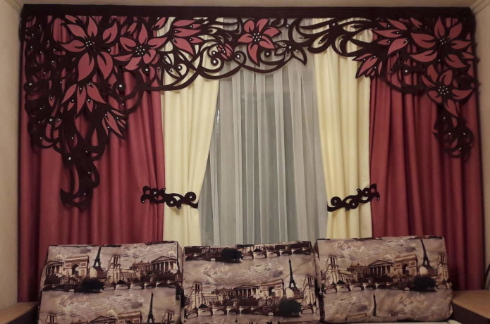 lambrequin con fiori all'interno