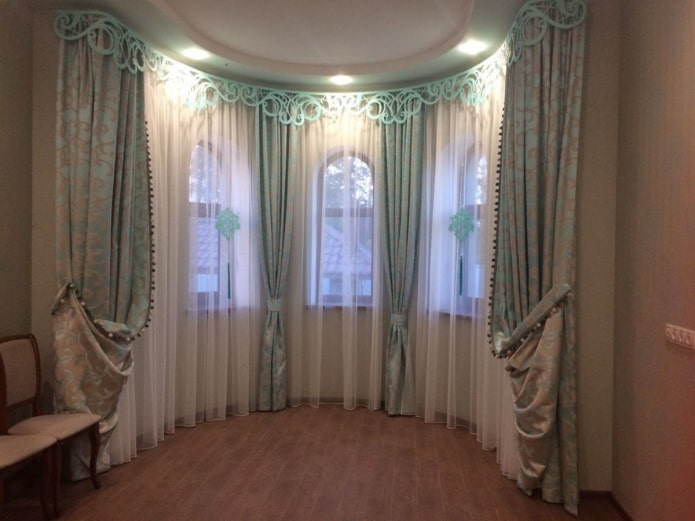 Lambrequin decorati sulle finestre a bovindo