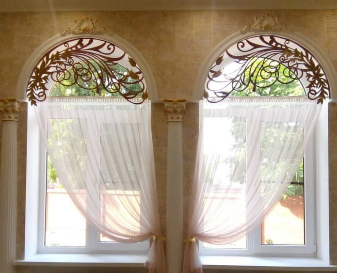 lambrequin decorato per finestre ad arco