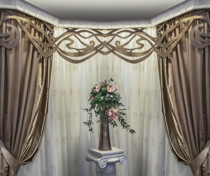 Lambrequin decorati su finestre a bovindo