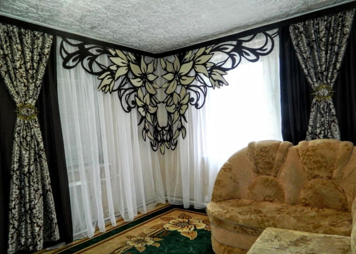 Lambrequins decorati su finestre ad angolo