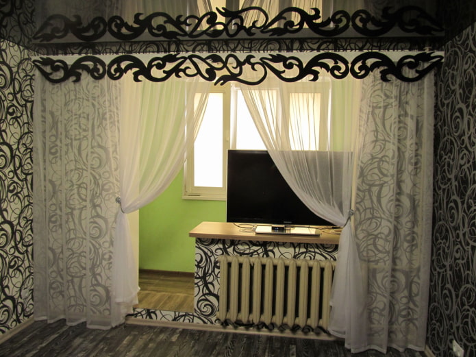 lambrèquin decorato abbinato a tende