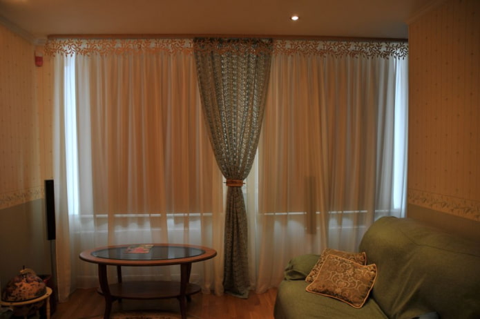lambrèquin decorato abbinato a tende a rullo