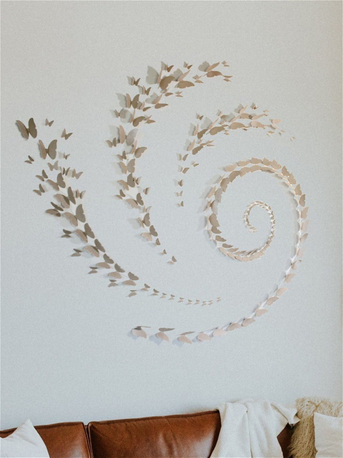 spirale di farfalle sulla parete