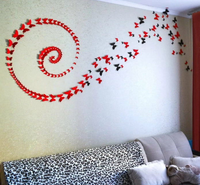 una spirale di farfalle sul muro
