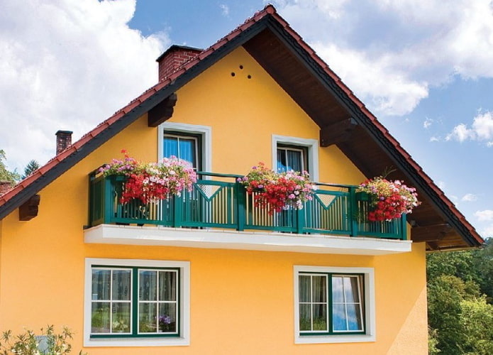 progetto di casa con balcone aperto