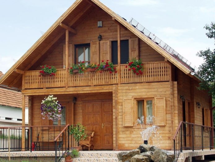 progetto di una casa in legno con balcone