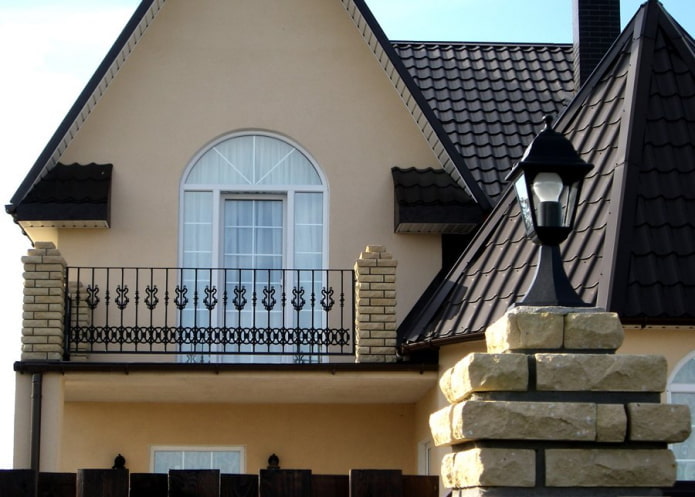 progetto di casa con balcone aperto