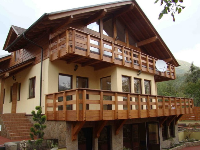 progetto di casa con balcone in legno