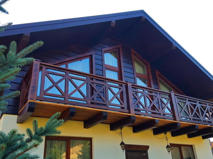 progetto di casa con balcone in legno