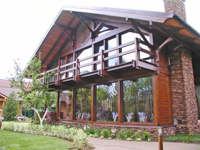 progetto di casa con balcone in legno