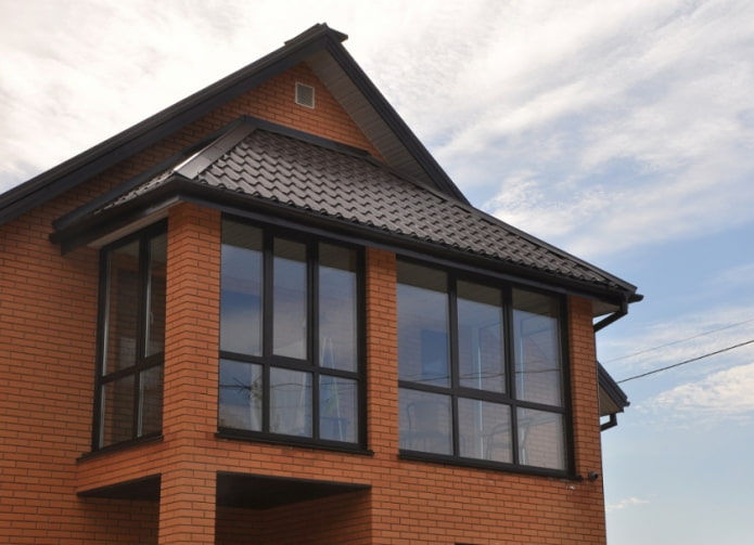 progetto di casa con balcone in mattoni