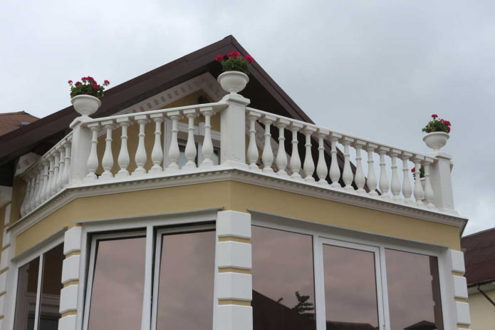 progetto di casa con balcone in cemento