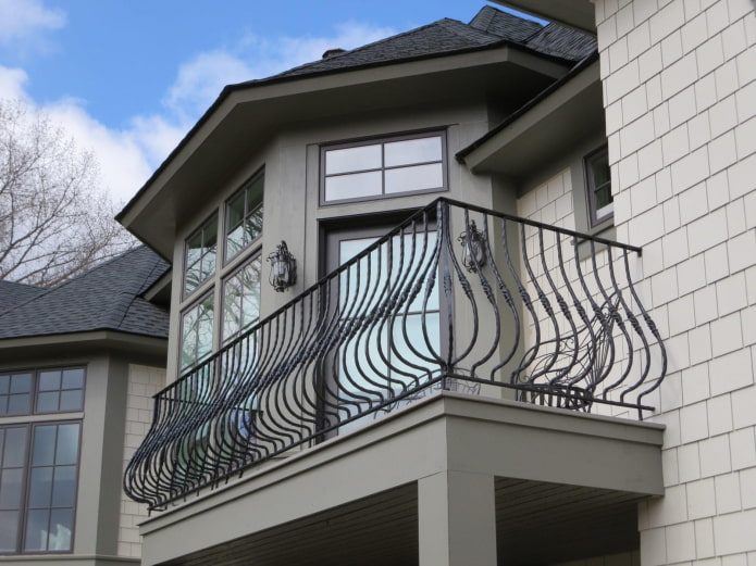 progetto di casa con balcone in metallo