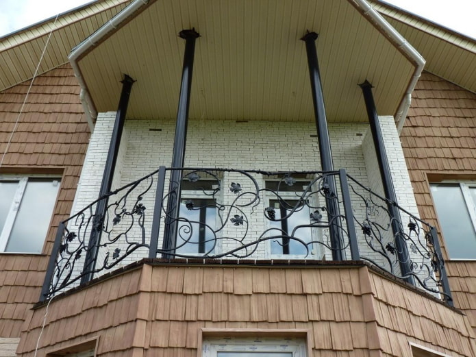 progetto di casa con balcone in metallo