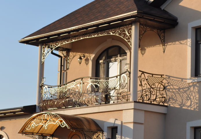progetto di casa con balcone in metallo
