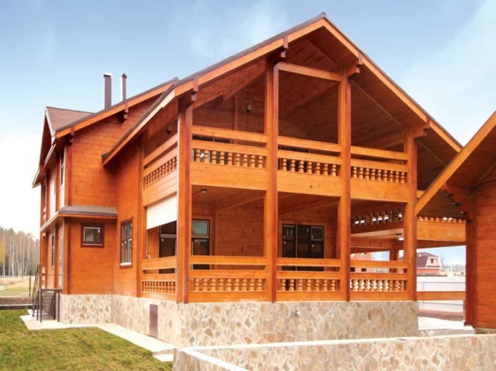 progetto di una casa in legno con balcone
